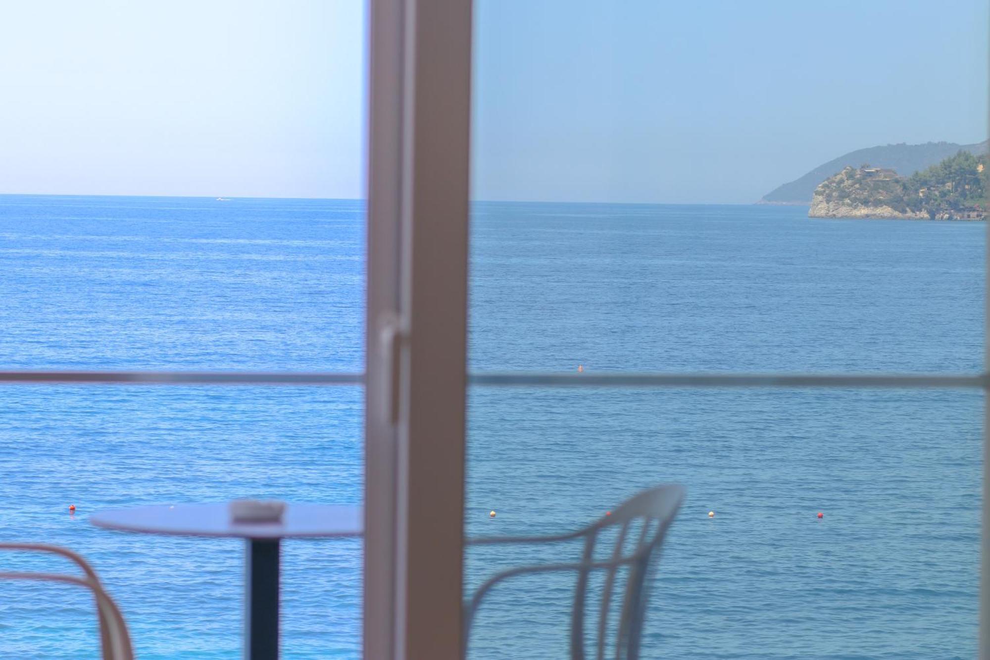 Emily'S Hotel ฮีมาเรอ ภายนอก รูปภาพ